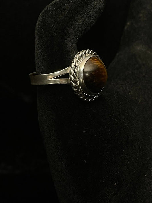 Elegant Sterling Silver Ring w/ Tiger's Eye Gemstone - Regul Silver